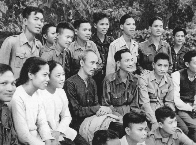 Tư liệu ảnh Chủ tịch Hồ Chí Minh với Tân Trào