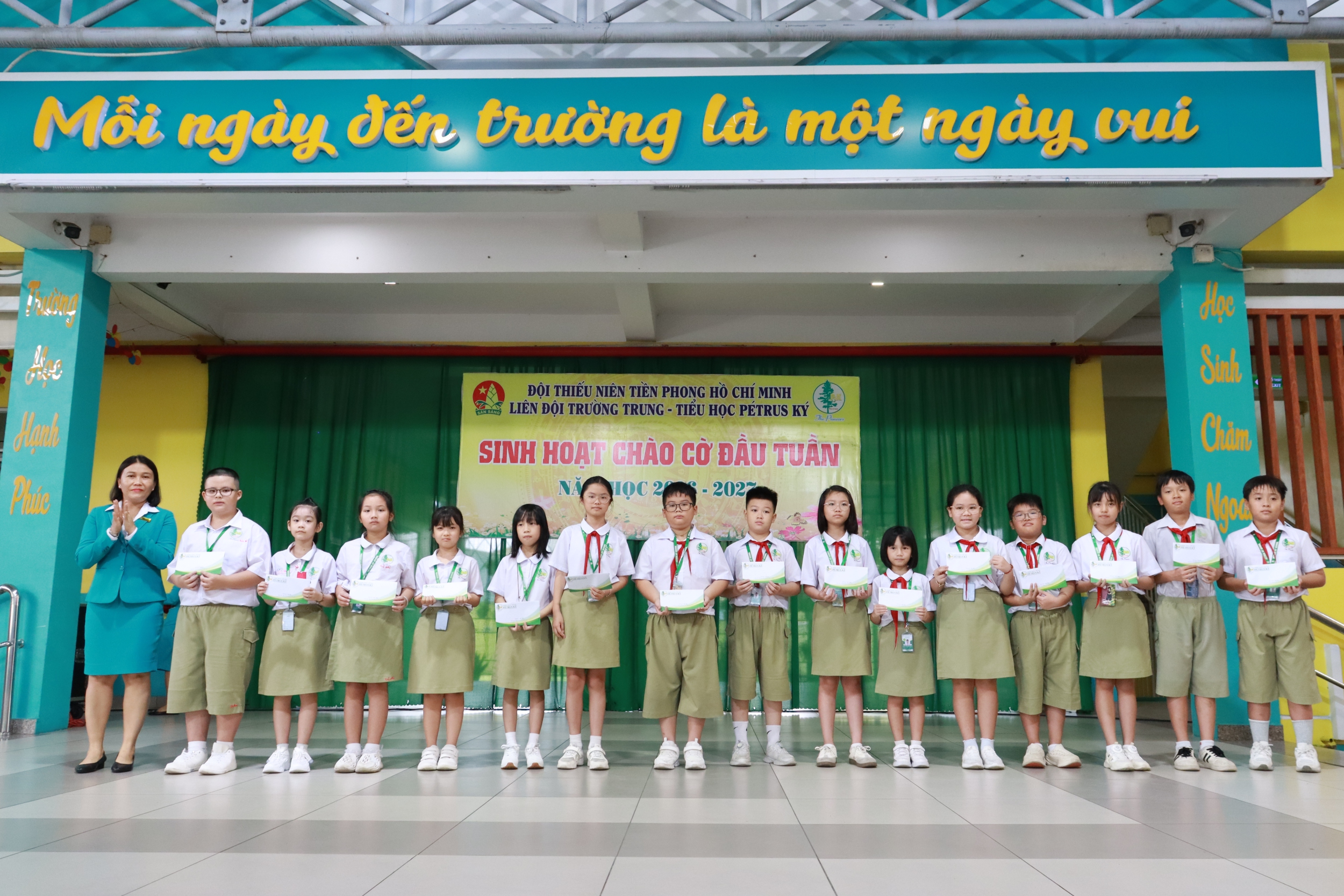Trao thưởng cho các lớp có kết quả trong các hoạt động